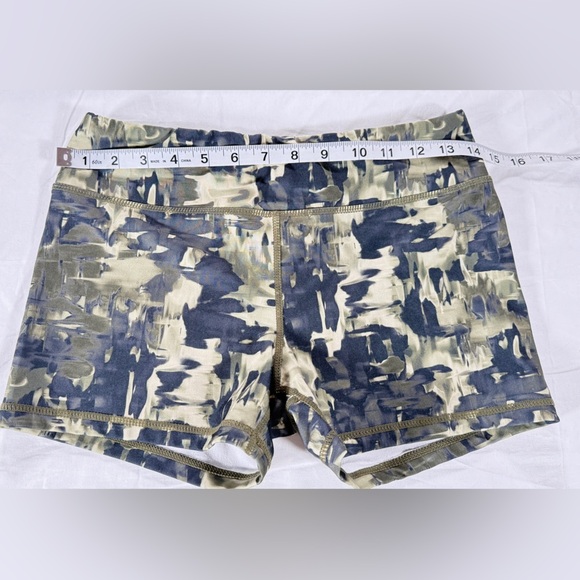 Camo Print Women’s Athletic Shorts size Large - Picture 3 of 4